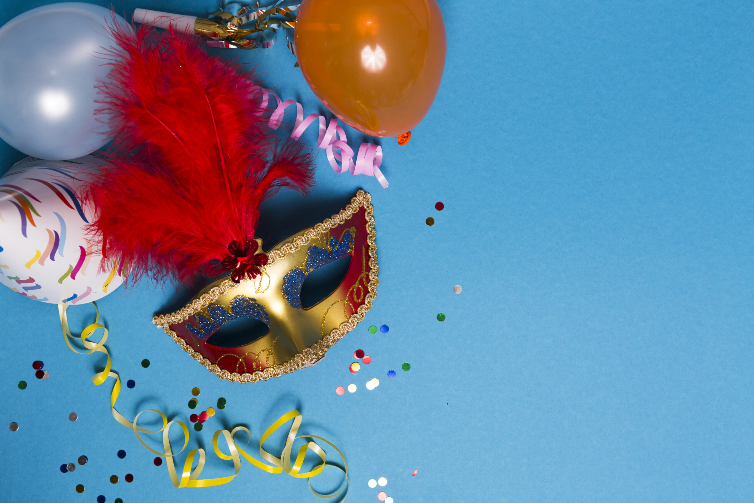 stelle-filanti-e-palloncini-serpentali-vicino-alla-maschera